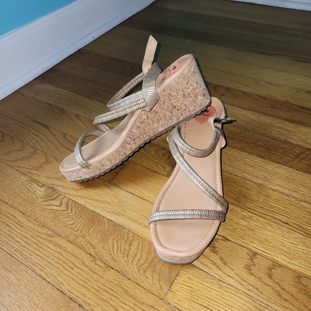NWOT Rocket Dog Tan Wedge Hold Strap Sandals sz. 11